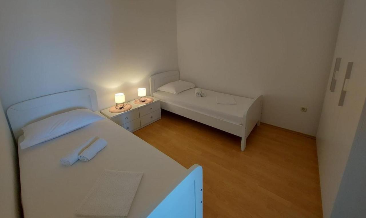 Apartments Gojevic Bol Esterno foto